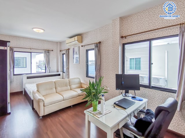 *****บ้านแฝดมือสองย่านนนทบุรี ม.ลิฟวิ่งพาร์ค พระราม5 บนเนื้อที่ 36.40 ตร.ว. ฟังก์ชันจัดเต็ม 4 ห้องนอน 4 ห้องน้ำ บ้านสวยพร้อมเข้าอยู่ สไตล์โมเดิร์น น่าอยู่ พื้นที่เยอะมาก แถมฟรี !! เครื่องปรับอากาศ 3 เครื่อง บนทำเลศักยภาพ เดินทางสะดวก เชื่อมต่อถนนหลายเส้นทาง ใกล้ทางด่วน "ศรีรัช"